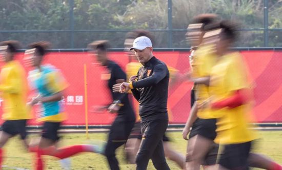 他掀开裙子把舌头伸进去gif