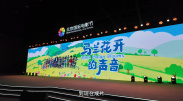他掀开裙子把舌头伸进去gif